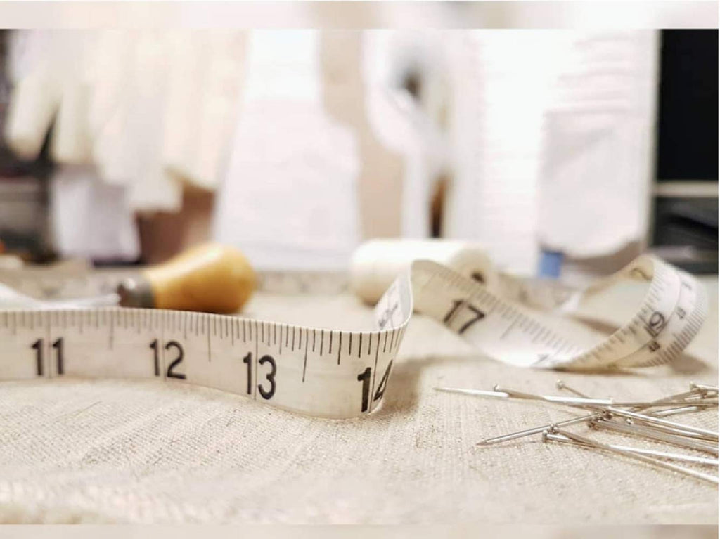 GDMINLO Soft Tape Measure Double Scale Body Sewing Flexible Tailor Craft Vinyl Ruler for Weight Loss Medical Body Measurement, Has Centimetre Scale on Reverse Side 60-inch•?öWhite•?ä