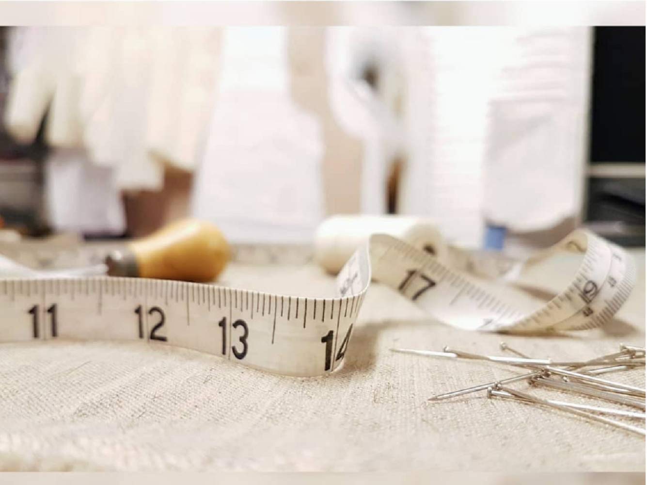 GDMINLO Soft Tape Measure Double Scale Body Sewing Flexible Tailor Craft Vinyl Ruler for Weight Loss Medical Body Measurement, Has Centimetre Scale on Reverse Side 60-inch•?öWhite•?ä